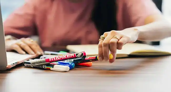 Dicionário de inglês aberto em uma página